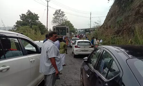 പാൽചുരം പാതയിൽ ബസ് കുടുങ്ങി; ഗതാഗത തടസ്സം