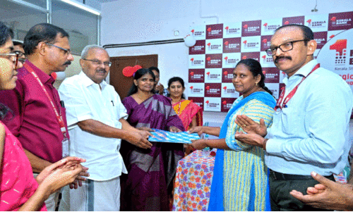 കേരള ബാങ്ക് ജീവനക്കാർ കൈകോർത്തു; വായ്പ കുടിശ്ശികയിൽ ബിന്ദുവിന് സാന്ത്വനം കേരള ബാങ്ക് ജീവനക്കാർ കൈകോർത്തു; വായ്പ കുടിശ്ശികയിൽ ബിന്ദുവിന് സാന്ത്വനം