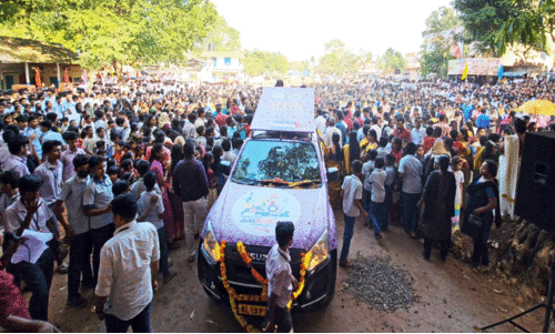 സ്വർണക്കപ്പിന് വിളംബരനാടിന്റെ വരവേല്‍പ്പ്