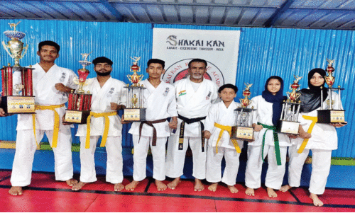 ക​രാ​ട്ടെ ചാ​മ്പ്യ​ൻ​ഷി​പ്; കേ​ര​ള​ത്തി​നാ​യി മ​ത്സ​രി​ച്ച് വി​ജ​യി​ച്ച് തൃ​ശൂ​രി​ന്റെ താ​ര​ങ്ങ​ൾ