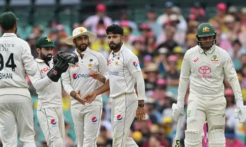 ആസ്ട്രേലിയക്ക് ഭേദപ്പെട്ട തുടക്കം; വില്ലനായി വെളിച്ചക്കുറവ്