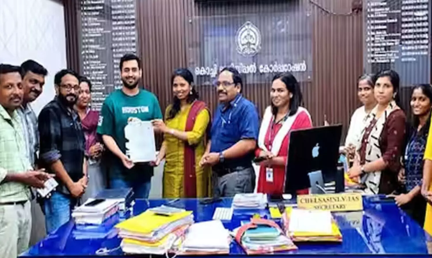 കെ സ്മാർട്ടിൽ ആദ്യ സർട്ടിഫിക്കറ്റ് കൈമാറി