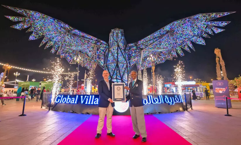 ഗ്ലോ​ബ​ൽ വി​ല്ലേ​ജി​ൽ ചി​റ​കു​വി​ട​ർ​ത്തി ഭീ​മ​ൻ ഫാ​ൽ​ക്ക​ൺ