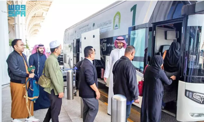 ഖാ​ദി​മു​ൽ ഹ​റ​മൈ​ൻ ഹ​ജ്ജ്​ ഉം​റ പ​ദ്ധ​തി; 250 പേരടങ്ങുന്ന ആദ്യ സംഘം മദീനയിലെത്തി