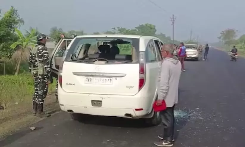 തൃണമൂൽ നേതാവിന്റെ വീട്ടിൽ റെയ്ഡിനെത്തിയ ഇ.ഡി സംഘത്തെ ആക്രമിച്ചു തൃണമൂൽ നേതാവിന്റെ വീട്ടിൽ റെയ്ഡിനെത്തിയ ഇ.ഡി സംഘത്തെ ആക്രമിച്ചു