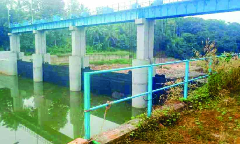 ശുദ്ധജല ക്ഷാമത്തിന് പരിഹാരം: പുഴങ്കാവ് തടയണയുടെ ഷട്ടറുകൾ താഴ്ത്തി ശുദ്ധജല ക്ഷാമത്തിന് പരിഹാരം: പുഴങ്കാവ് തടയണയുടെ ഷട്ടറുകൾ താഴ്ത്തി