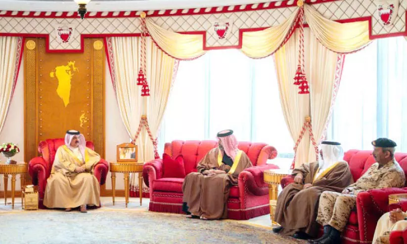 ഹ​മ​ദ്​ രാ​ജാ​വ്​ ഉ​ന്ന​ത ഉ​ദ്യോ​ഗ​സ്ഥരെ സ്വീ​ക​രി​ച്ചു