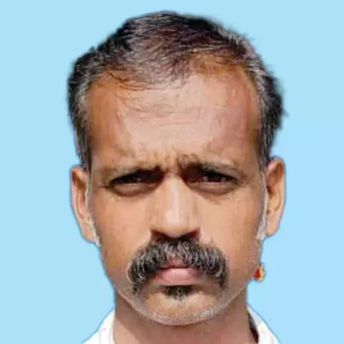 ച​ര​ക്ക് ലോ​റി മ​റി​ഞ്ഞ് ഡ്രൈ​വ​ർ​ക്ക് ദാ​രു​ണാ​ന്ത്യം