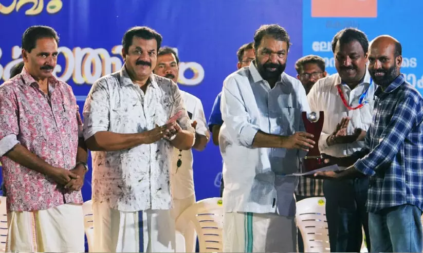 സ്കൂൾ കലോത്സവം: പി. അഭിജിത്ത് പുരസ്കാരം ഏറ്റുവാങ്ങി