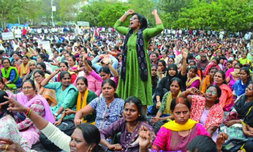 ഗെ​സ്റ്റ് അ​ധ്യാ​പ​ക​രു​ടെ അ​നി​ശ്ചി​ത​കാ​ല സ​മ​രം നാ​ലു​ദി​നം പി​ന്നി​ട്ടു