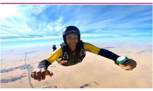 ച​രി​ത്ര​മാ​യി ആ​കാ​ശ​നീ​ലി​മ​യി​ൽ ​നി​ന്ന് ഭൂ​മി​യി​ലേ​ക്കു​ള്ള ഈ ​ചാ​ട്ടം; ബ​ഹ്റൈ​നി​ലെ ആ​ദ്യ പ്ര​ഫ​ഷ​ന​ൽ സ്കൈ​ ഡൈ​വ​റാ​യി നൂ​റ