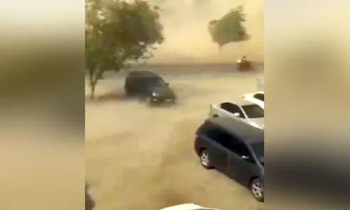 ഒമാൻ: വ​ട​ക്ക​ൻ ഗ​വ​ർ​ണ​റേ​റ്റു​ക​ളി​ൽ പൊ​ടി​ക്കാ​റ്റ്​; ദൂ​ര​ക്കാ​ഴ്ച​യെ ബാ​ധി​ച്ചു