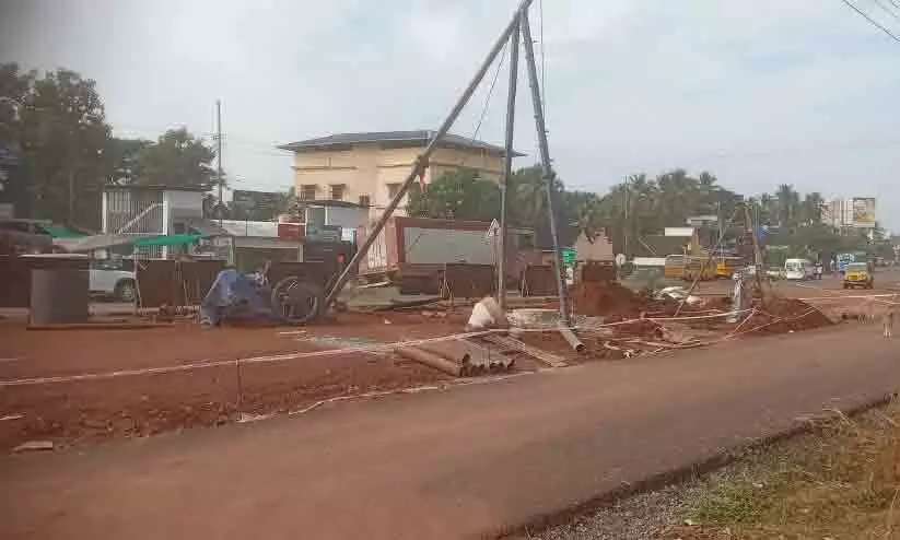 നഗരസഭ ഇടപെടൽ; നീലേശ്വരം ദേശീയപാത എംബാങ്ക്ഡ് പാലം നിർമാണം നിർത്തിവെച്ചു