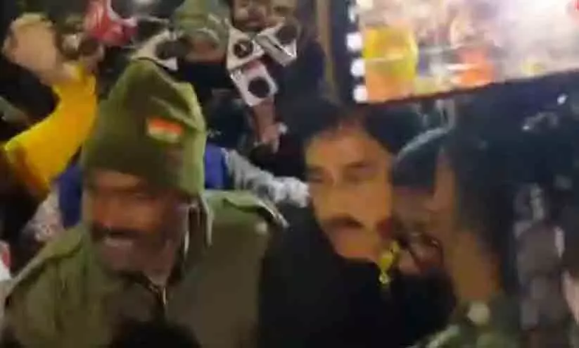 തല്ലിന് പകയുമായി ഇ.ഡി: പശ്ചിമ ബംഗാളിൽ മുനിസിപ്പാലിറ്റി ചെയർമാൻ അറസ്റ്റിൽ -VIDEO തല്ലിന് പകയുമായി ഇ.ഡി: പശ്ചിമ ബംഗാളിൽ മുനിസിപ്പാലിറ്റി ചെയർമാൻ അറസ്റ്റിൽ -VIDEO