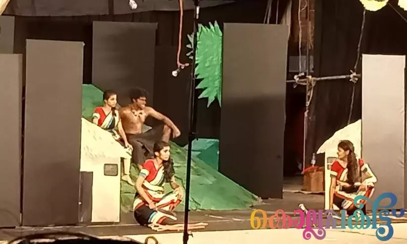 പോരാട്ടവും ചതിയും അടയാളപ്പെടുത്തി നാടകവേദിയിൽ കരിന്തണ്ടൻ