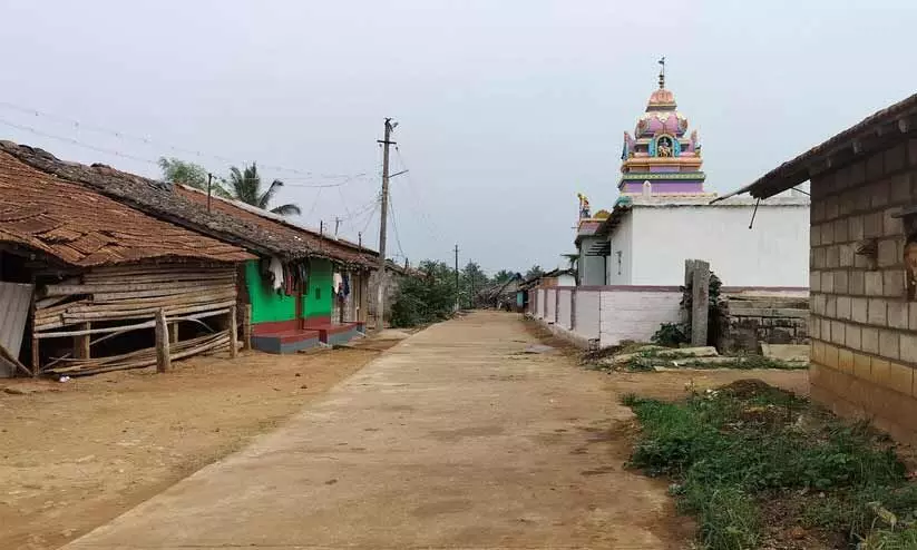 വിലക്കിയ ഗ്രാമത്തിലേക്ക് ദലിത് യുവാവ് പ്രവേശിച്ചു; ശുദ്ധീകരണത്തിന് രണ്ട് ക്ഷേത്രങ്ങൾ അടച്ചു വിലക്കിയ ഗ്രാമത്തിലേക്ക് ദലിത് യുവാവ് പ്രവേശിച്ചു; ശുദ്ധീകരണത്തിന് രണ്ട് ക്ഷേത്രങ്ങൾ അടച്ചു