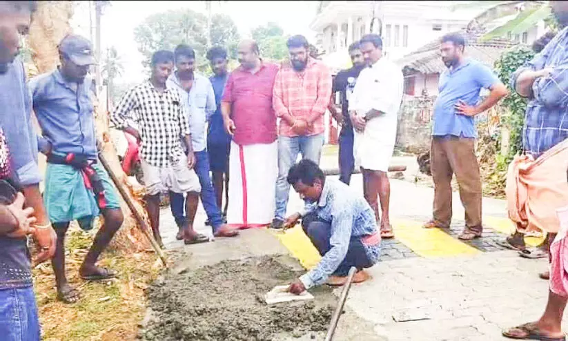 അശാസ്ത്രീയ റോഡ് നിർമ്മാണം: ഡി.വൈ.എഫ്.ഐ തടഞ്ഞു; ചർച്ചക്കൊടുവിൽ പരിഹാരം അശാസ്ത്രീയ റോഡ് നിർമ്മാണം: ഡി.വൈ.എഫ്.ഐ തടഞ്ഞു; ചർച്ചക്കൊടുവിൽ പരിഹാരം