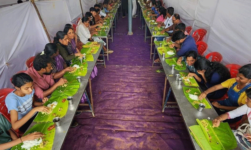 പാലരുവിയിൽ ബ്രേക്ഫാസ്റ്റ്, ഉച്ചക്ക് കഴിക്കാൻ അച്ചൻകോവിൽ...; ഭക്ഷണശാലയിലും കൊല്ലപ്പെരുമ