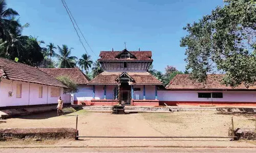 തേ​ക്കി​ൻ നാ​ട്ടി​ൽ കു​ടി​യി​രു​ത്ത​പ്പെ​ട്ട കി​രാ​ത​മൂ​ർ​ത്തി