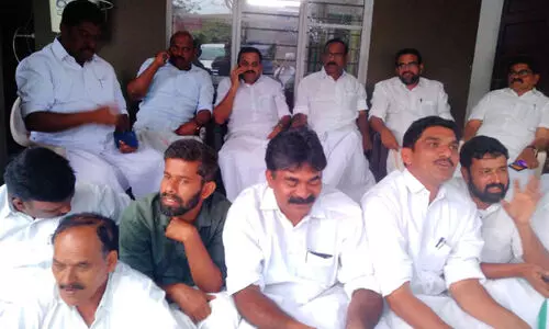 വണ്ടിപ്പെരിയാർ: കുടുംബത്തിന്​ സംരക്ഷണം നൽകണം ​​കോൺഗ്രസ്​ ഡിവൈ.എസ്​.പി ഓഫിസ്​ ഉപരോധിച്ചു