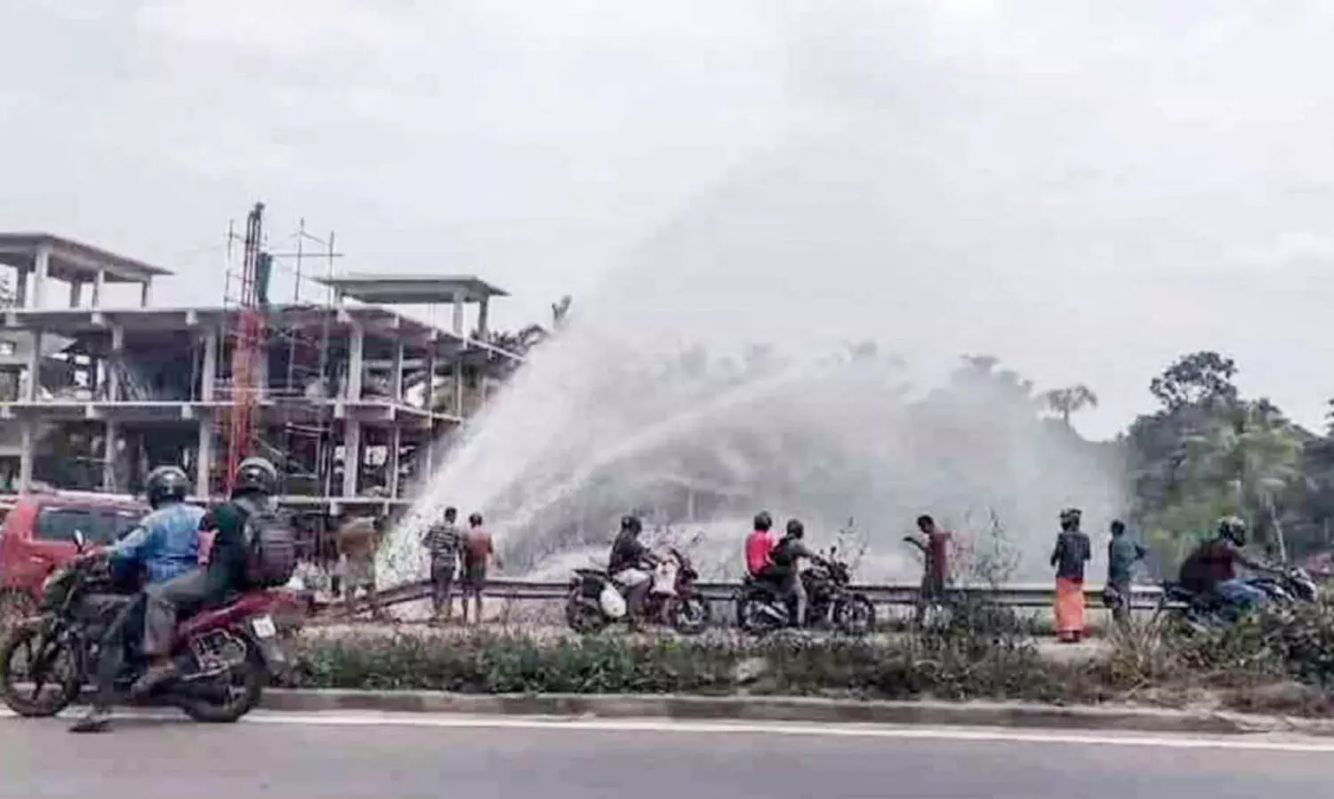 പൈപ്പ്​ പൊട്ടലോട്​ പൊട്ടൽ; ജ​പ്പാ​ൻ കു​ടി​വെ​ള്ളം റോ​ഡി​ലും പ​റ​മ്പി​ലും