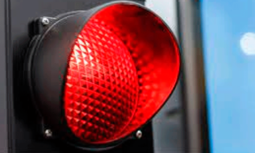 റെ​ഡ് ലൈ​റ്റ് ലം​ഘി​ച്ചാൽ  പി​ഴ​ മാ​ത്ര​മ​ല്ല വാ​ഹ​ന​വും പോ​കും