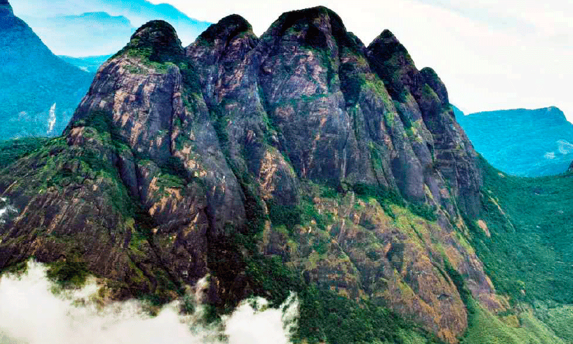 അ​ഗ​സ്ത്യാ​ര്‍കൂ​ടം മലനിരകൾ