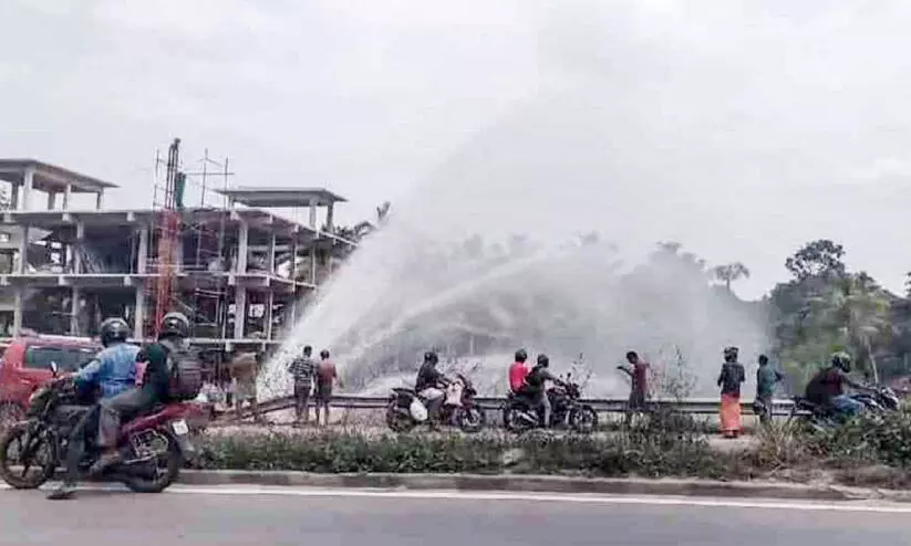 പൈപ്പ്​ പൊട്ടലോട്​ പൊട്ടൽ; ജ​പ്പാ​ൻ കു​ടി​വെ​ള്ളം റോ​ഡി​ലും പ​റ​മ്പി​ലും