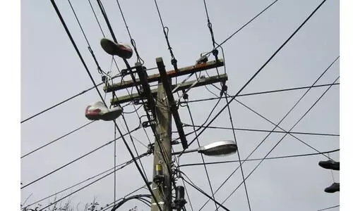 വൈദ്യുതി തൂണുകളിലെ അനധികൃത കേബ്ളുകൾ നീക്കാൻ നിർദേശം