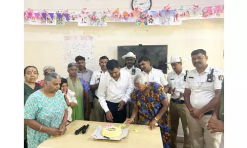 അ​ഗ​തി​മ​ന്ദി​ര​ത്തി​ൽ പു​തു​വ​ർ​ഷ​മാ​ഘോ​ഷി​ച്ച് ട്രാ​ഫി​ക് പൊ​ലീ​സ്