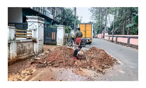 മൂ​വാ​റ്റു​പു​ഴ: നഗരത്തിൽ പൈപ്പ് പൊട്ടൽ തുടരുന്നു; കുടിവെള്ളത്തിനായി വലഞ്ഞ്​ ജനം