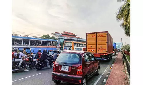 ജനം ചോദിക്കുന്നു... ഈ കുരുക്കിൽനിന്ന് എന്നാണ് മോചനം?