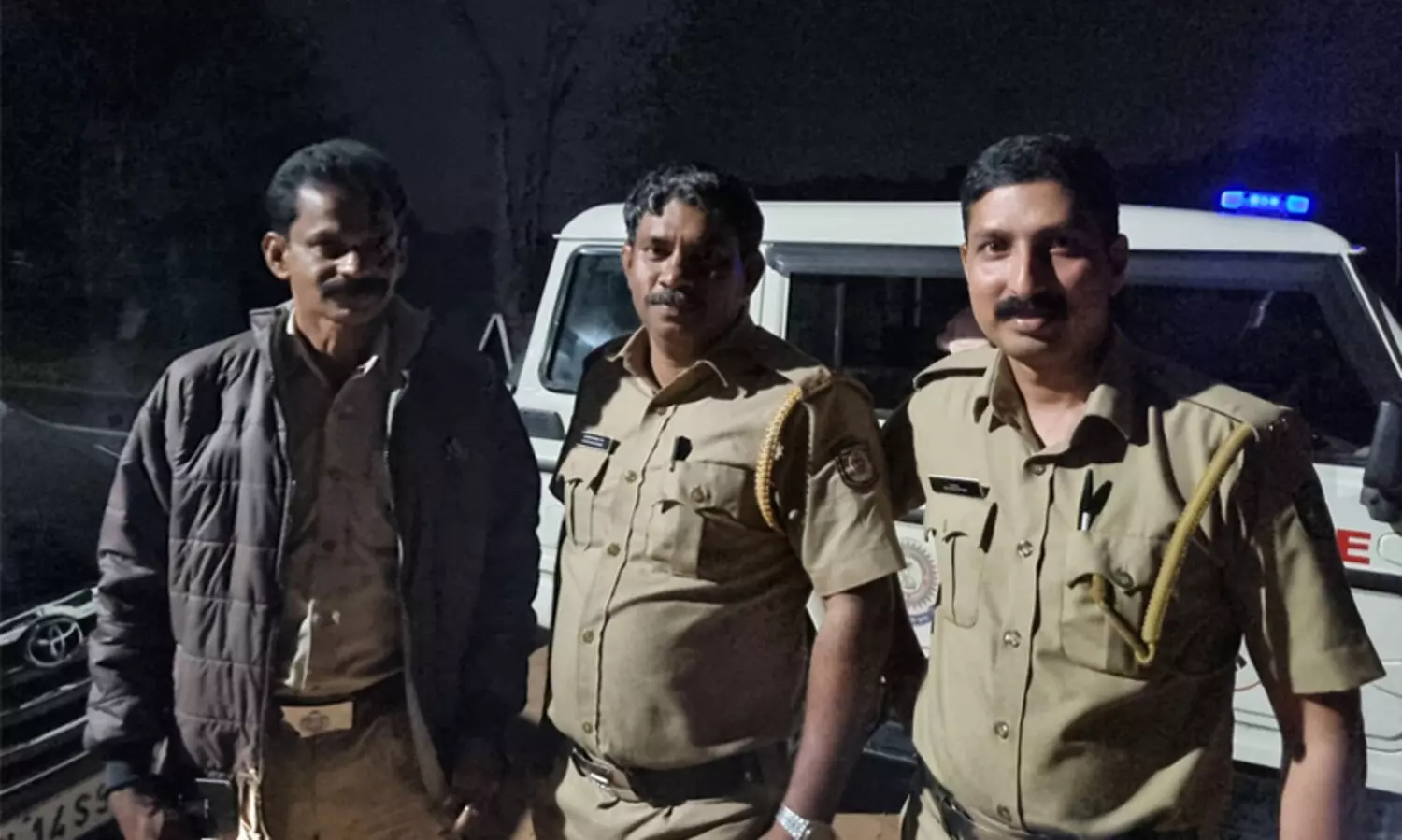 ഒമ്പതംഗ കുടുംബം അർധരാത്രി വനപാതയിൽ കുടുങ്ങി; സഹായവുമായി ട്രാഫിക് പൊലീസ്