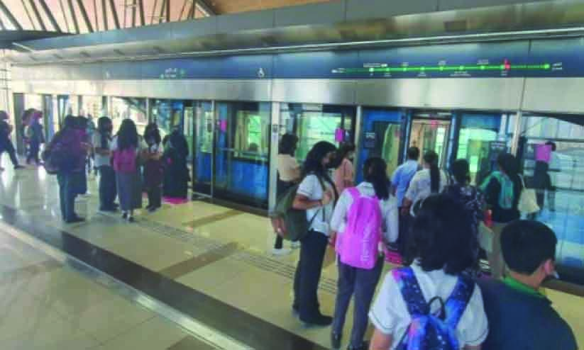 എ​ട്ടി​ൽ താ​ഴെ പ്രാ​യ​മു​ള്ള​വ​ർ യാ​ത്ര മു​തി​ർ​ന്ന​വ​ർ​ക്കൊ​പ്പം