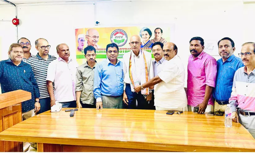 പാലക്കണ്ടി അബ്ദുറസാഖിന് ഒ.ഐ.സി.സി കോഴിക്കോട് ജില്ല കമ്മിറ്റി സ്വീകരണം നൽകി പാലക്കണ്ടി അബ്ദുറസാഖിന് ഒ.ഐ.സി.സി കോഴിക്കോട് ജില്ല കമ്മിറ്റി സ്വീകരണം നൽകി