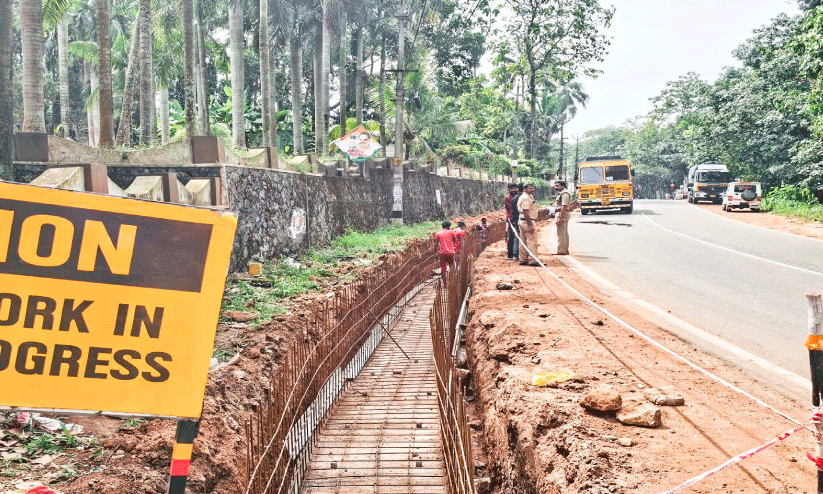 അപകട ഭീതിയുയർത്തി ദേശീയപാത കാന നിർമാണം അപകട ഭീതിയുയർത്തി ദേശീയപാത കാന നിർമാണം