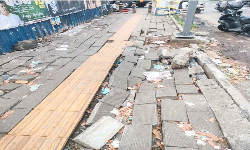 ദേശീയപാതയോരത്തെ നടപ്പാത തകർന്നു; കാൽനട അസാധ്യം ദേശീയപാതയോരത്തെ നടപ്പാത തകർന്നു; കാൽനട അസാധ്യം