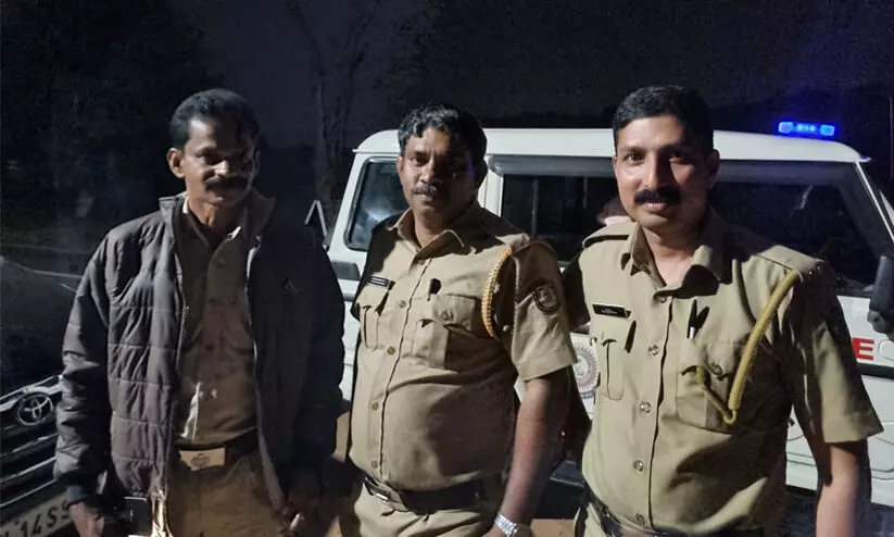 ഒമ്പതംഗ കുടുംബം അർധരാത്രി വനപാതയിൽ കുടുങ്ങി; സഹായവുമായി ട്രാഫിക് പൊലീസ് ഒമ്പതംഗ കുടുംബം അർധരാത്രി വനപാതയിൽ കുടുങ്ങി; സഹായവുമായി ട്രാഫിക് പൊലീസ്