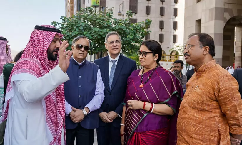 മദീന സന്ദർശിച്ച് വി. മുരളീധരനും സ്മൃതി ഇറാനിയും; ‘മസ്ജിദുന്നബവിയുടെ പുറംകാഴ്ച തന്നെ അനുഗ്രഹീതം...’