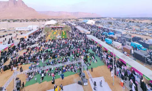 സൗ​ദി​യി​ൽ മ​ധു​ര​നാ​ര​ങ്ങ​യു​ടെ ഉ​ത്സ​വ​കാ​ലം; മധുരക്കാഴ്ച കാണാൻ ഹരീഖിലേക്ക്​ ജനമൊഴുകുന്നു