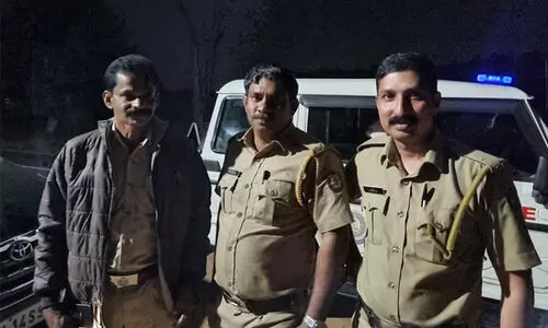 ഒമ്പതംഗ കുടുംബം അർധരാത്രി വനപാതയിൽ കുടുങ്ങി; സഹായവുമായി ട്രാഫിക് പൊലീസ്