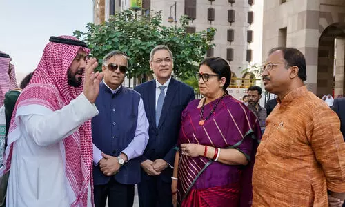 മദീന സന്ദർശിച്ച് വി. മുരളീധരനും സ്മൃതി ഇറാനിയും; ‘മസ്ജിദുന്നബവിയുടെ പുറംകാഴ്ച തന്നെ അനുഗ്രഹീതം...’