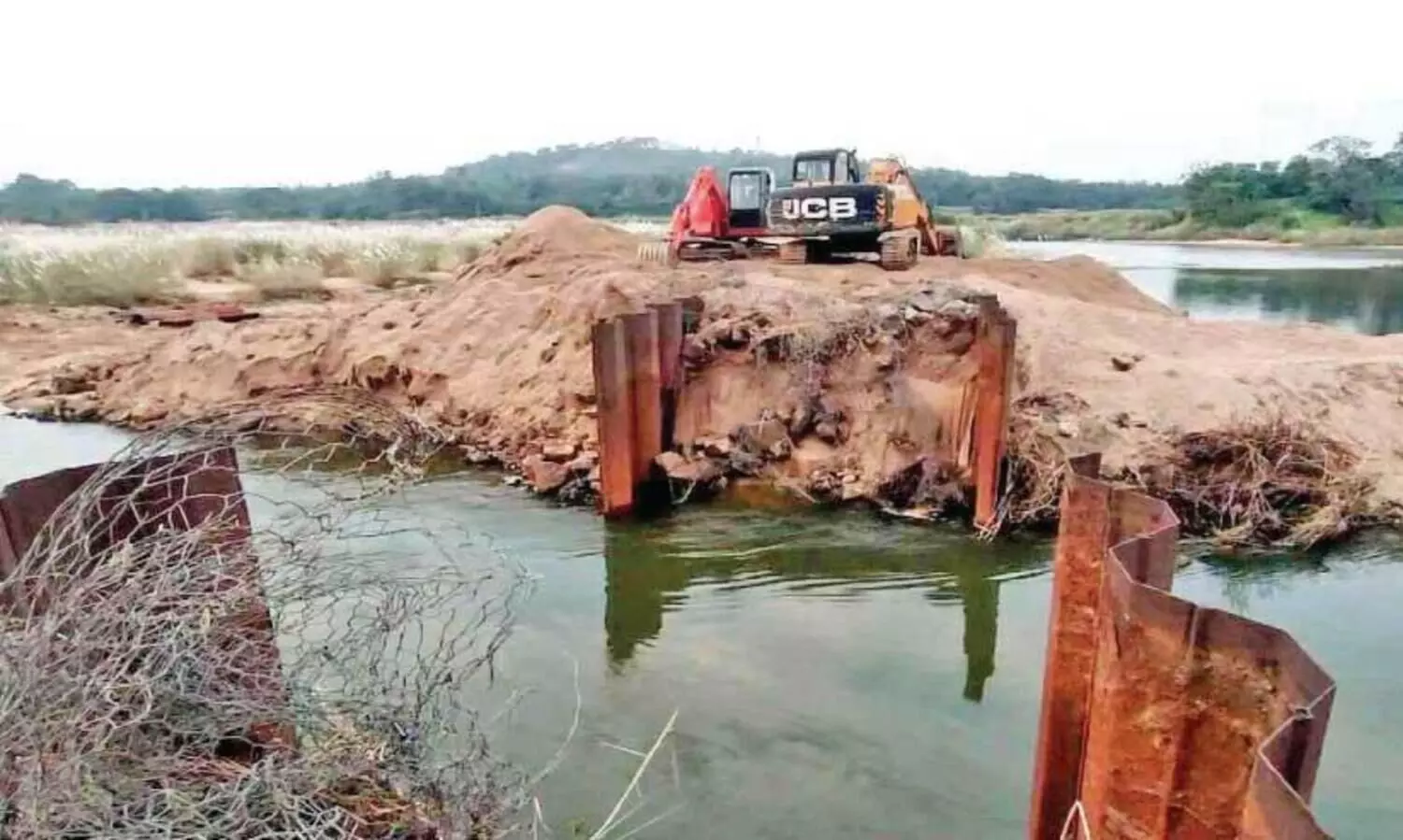 ഭാ​ര​ത​പ്പു​ഴ​യി​ൽ കു​ടി​വെ​ള്ള​ത്തി​നു​വേ​ണ്ടി കോ​ടി​ക​ൾ ചെല​വ​ഴി​ച്ച് നി​ർ​മി​ച്ച ത​ട​യ​ണ മ​ണ്ണ് മാ​ന്തി  യ​ന്ത്രം കൊ​ണ്ട് പൊ​ളി​ച്ച് നീ​ക്കു​ന്നു