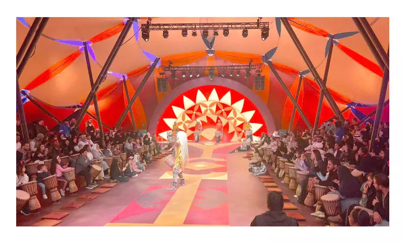 ബോ​ളി​വാ​ഡ് സി​റ്റി; ഡിസ്‌നി കാസലിന് ചുറ്റും വൈവിധ്യമാർന്ന വിനോദ കൂടാരങ്ങൾ