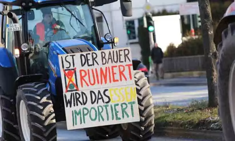German farmers block roads with tractors in subsidies protest German farmers block roads with tractors in subsidies protest