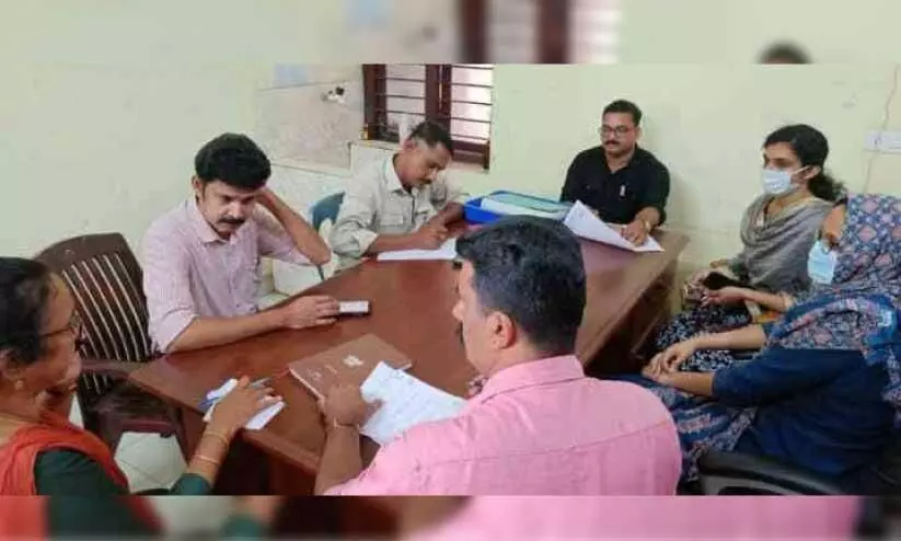 ഭക്ഷ്യവിഷബാധയെതുടർന്ന് ചെറുവത്തൂർ സാമൂഹികാരോഗ്യ കേന്ദ്രത്തിൽ ആരോഗ്യ വകുപ്പ് അധികൃതർ അടിയന്തര യോഗം ചേർന്നപ്പോൾ ഭക്ഷ്യവിഷബാധയെതുടർന്ന് ചെറുവത്തൂർ സാമൂഹികാരോഗ്യ കേന്ദ്രത്തിൽ ആരോഗ്യ വകുപ്പ് അധികൃതർ അടിയന്തര യോഗം ചേർന്നപ്പോൾ