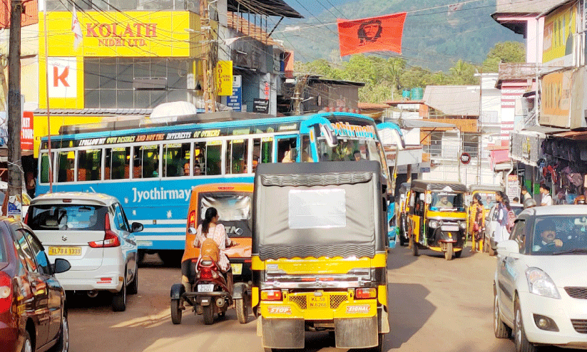 കുരുക്കഴിയാതെ കേളകം ടൗൺ കുരുക്കഴിയാതെ കേളകം ടൗൺ