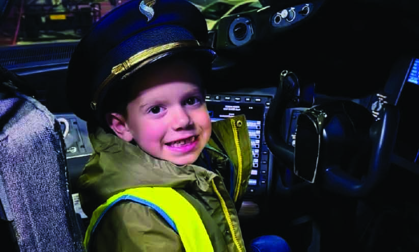 ‘​കു​ഞ്ഞു​പോ​രാ​ളി’ പാ​ബ്ലോയെ കോക്പിറ്റിലേക്ക് വര​വേറ്റ് ഒമാൻ എയർ