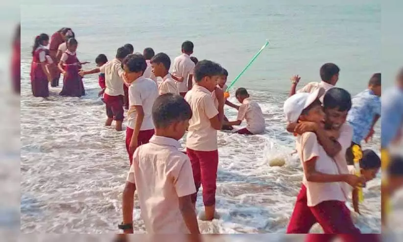 ബ്ലാങ്ങാട് ബീച്ചിൽ കടലിലിറങ്ങിക്കളിക്കുന്ന സ്കൂൾ വിദ്യാർഥികൾ ബ്ലാങ്ങാട് ബീച്ചിൽ കടലിലിറങ്ങിക്കളിക്കുന്ന സ്കൂൾ വിദ്യാർഥികൾ