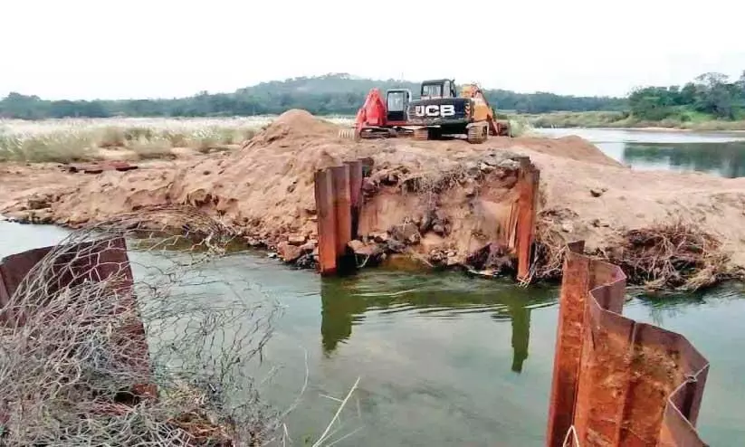 ഭാ​ര​ത​പ്പു​ഴ​യി​ൽ കു​ടി​വെ​ള്ള​ത്തി​നു​വേ​ണ്ടി കോ​ടി​ക​ൾ ചെല​വ​ഴി​ച്ച് നി​ർ​മി​ച്ച ത​ട​യ​ണ മ​ണ്ണ് മാ​ന്തി  യ​ന്ത്രം കൊ​ണ്ട് പൊ​ളി​ച്ച് നീ​ക്കു​ന്നു